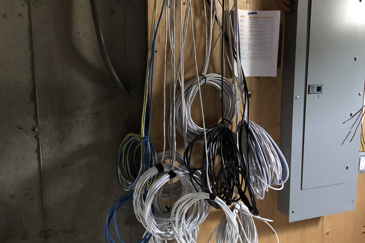 Holiday lighting installation